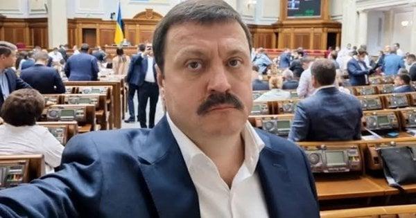 Служба безпеки України виявила, що колишній регіонал Андрій Деркач незаконно заволодів заповідними землями в Києві на суму 595 мільйонів гривень.