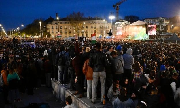 Будапешт охопило масове обурення: Орбан не міг передбачити, що така кількість людей вийде на вулиці.