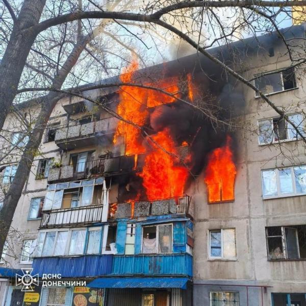 У Дружківці безпілотник російського виробництва вдарив по багатоповерховому житловому будинку: рятувальні служби успішно погасили значну пожежу, - ФОТО