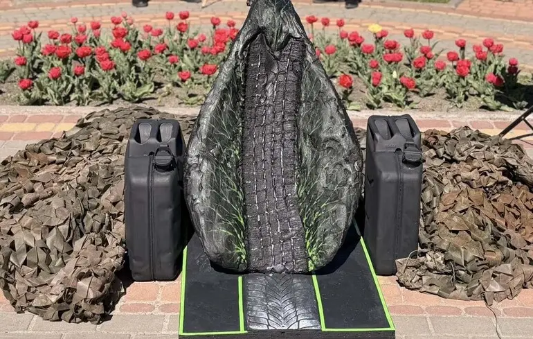 У Києві з'явилася оригінальна скульптура вагою 30 кілограмів, виготовлена з парникових газів.