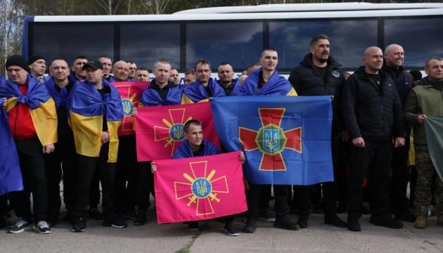 У п'ятницю в Україну з ув'язнення повернулися 12 співробітників Міністерства внутрішніх справ.