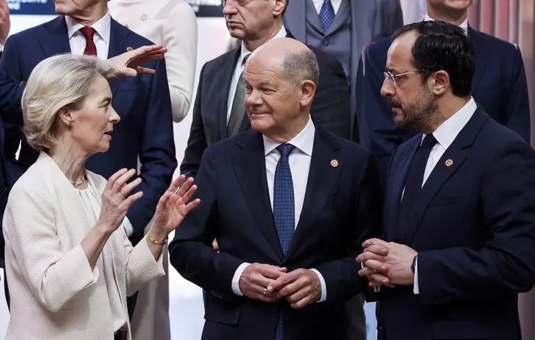 На Кіпрі лідери Європейського Союзу обговорювали питання взаємодопомоги у випадку військових конфліктів, при цьому намагаючись уникнути втручання НАТО в ці питання, як повідомляє Politico.