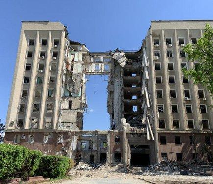 Чоловік здійснив стрибок з даху знищеної обласної адміністрації в Миколаєві.